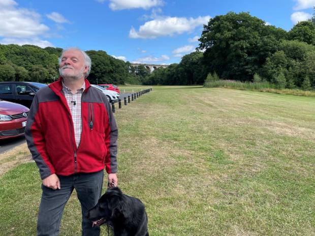 Cumnock Chronicle: My Kind of Town presenter Ian Hamilton with his guide dog Major