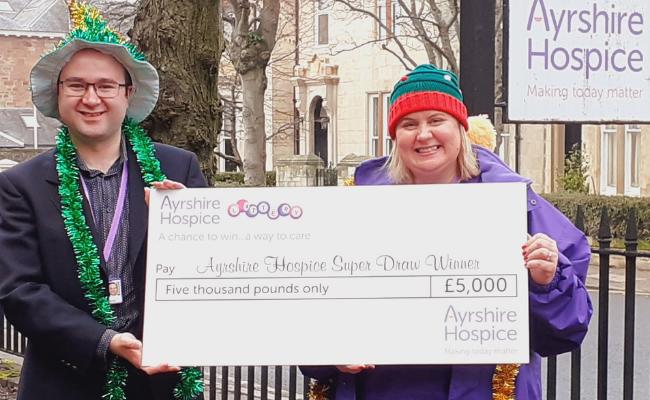 Cumnock woman is quids in after scooping hospice’s £5,000 festive lotto prize
