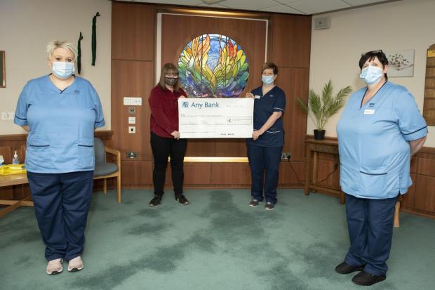 Dr Kirsty MacKay presenting Ward 3E nurses with a cheque for £1,500