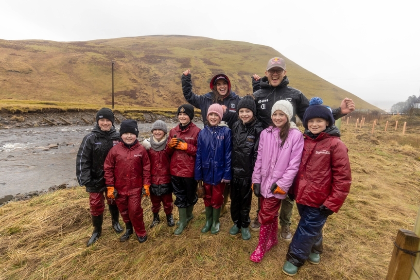 Schoolchildren from Kellholm Primary School with Catie Munnings (Andretti Altawkilat Extreme E) and Kevin Hansen (Veloce Racing) at Glenmuckloch