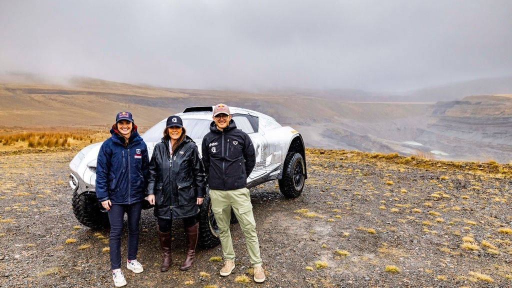 Catie Munnings (Andretti Altawkilat Extreme E) and Kevin Hansen (Veloce Racing) pictured with Anna Fergusson, estate director of Buccleuchs Queensberry Estate, home of the former Glenmuckloch open cast coal mine near New Cumnock where the Extreme E
